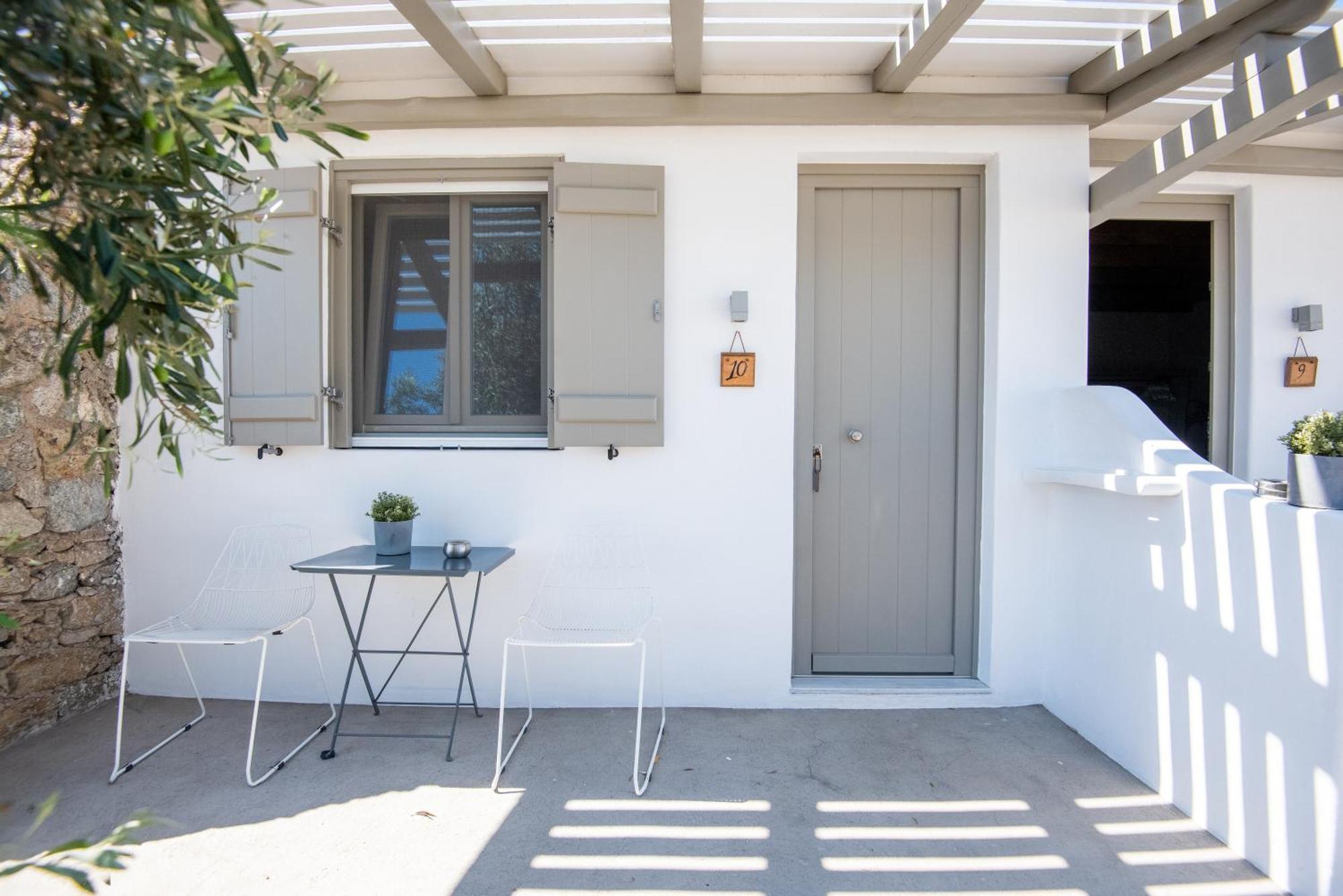 White And Grey Apartment Mykonos Town Bilik gambar